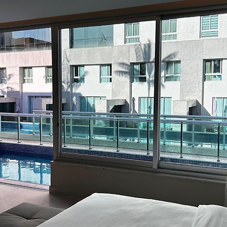 Jade Hotel Brasilia Candangolandia Exterior photo A view of the pool from a guest room