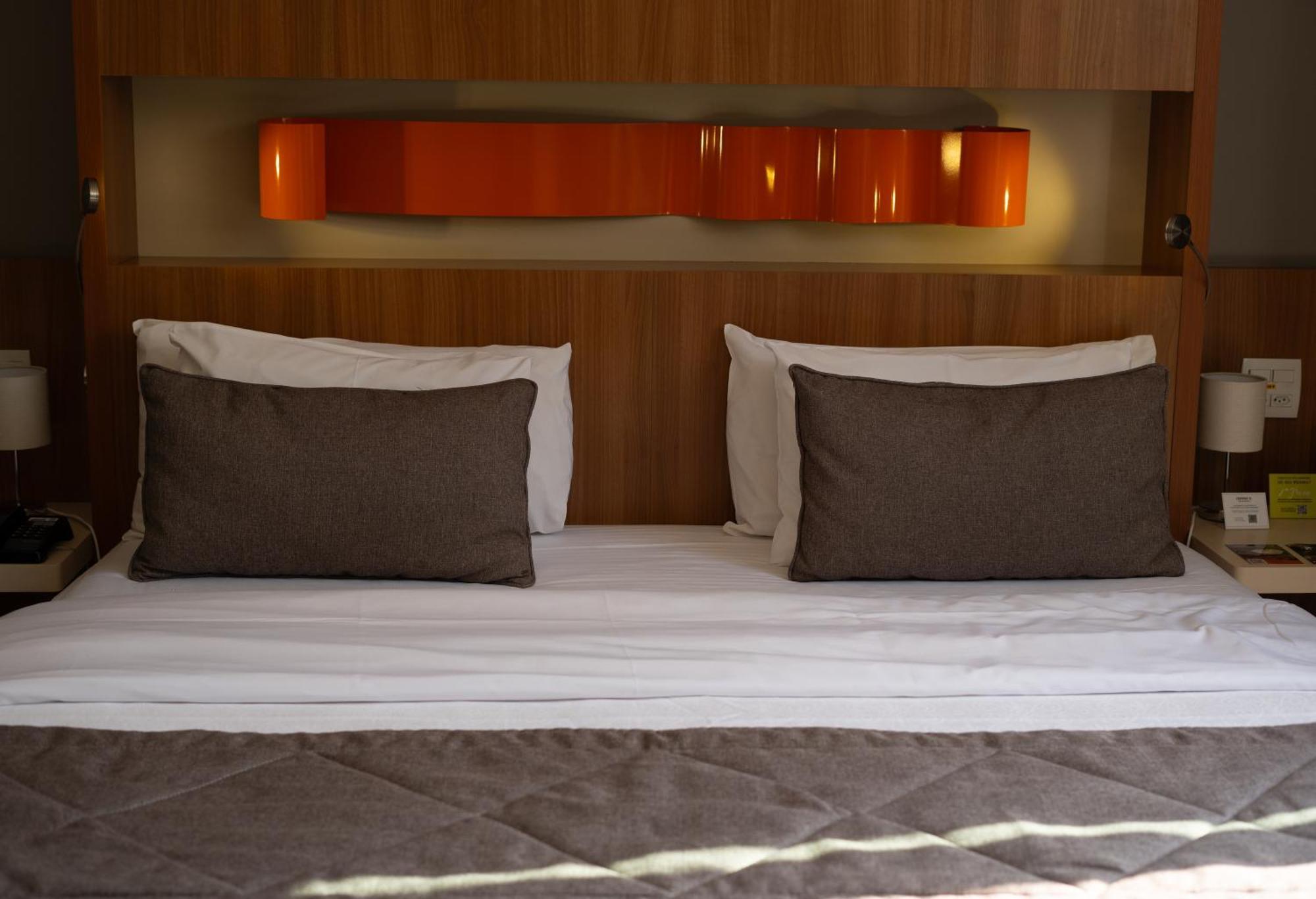 Jade Hotel Brasilia Candangolandia Exterior photo A bed with two cushions