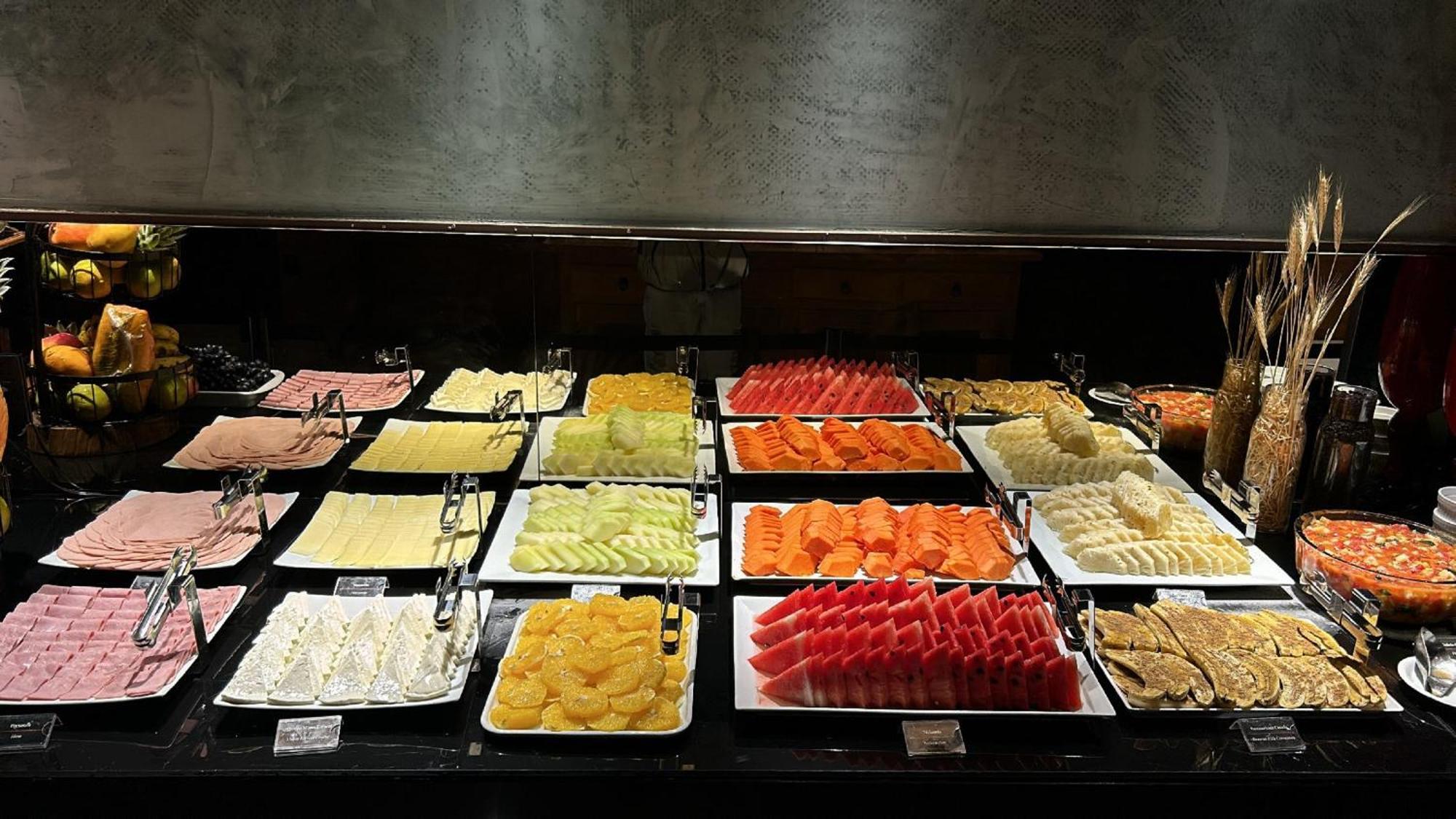 Jade Hotel Brasilia Candangolandia Exterior photo A selection of cold cuts at a buffet