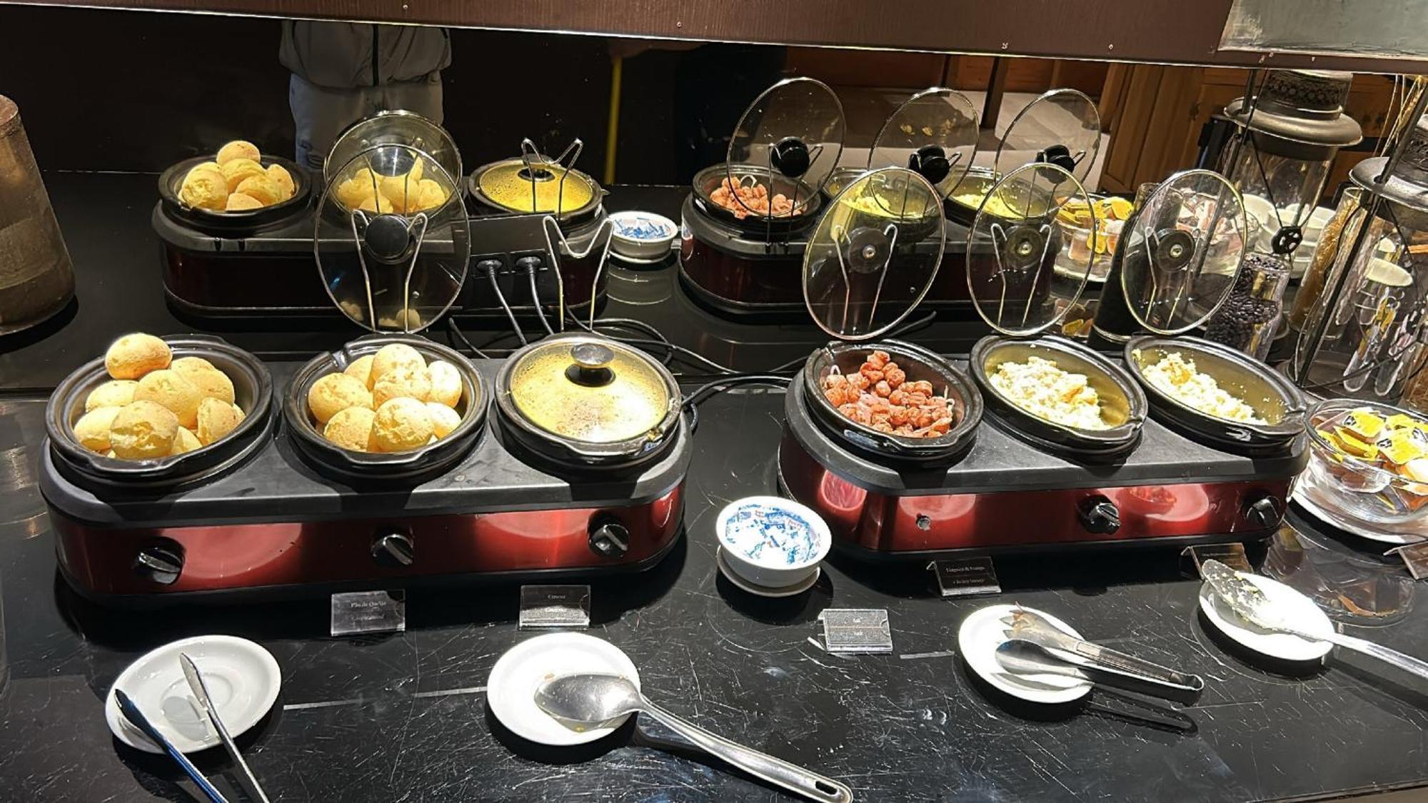 Jade Hotel Brasilia Candangolandia Exterior photo A selection of dim sum at a buffet