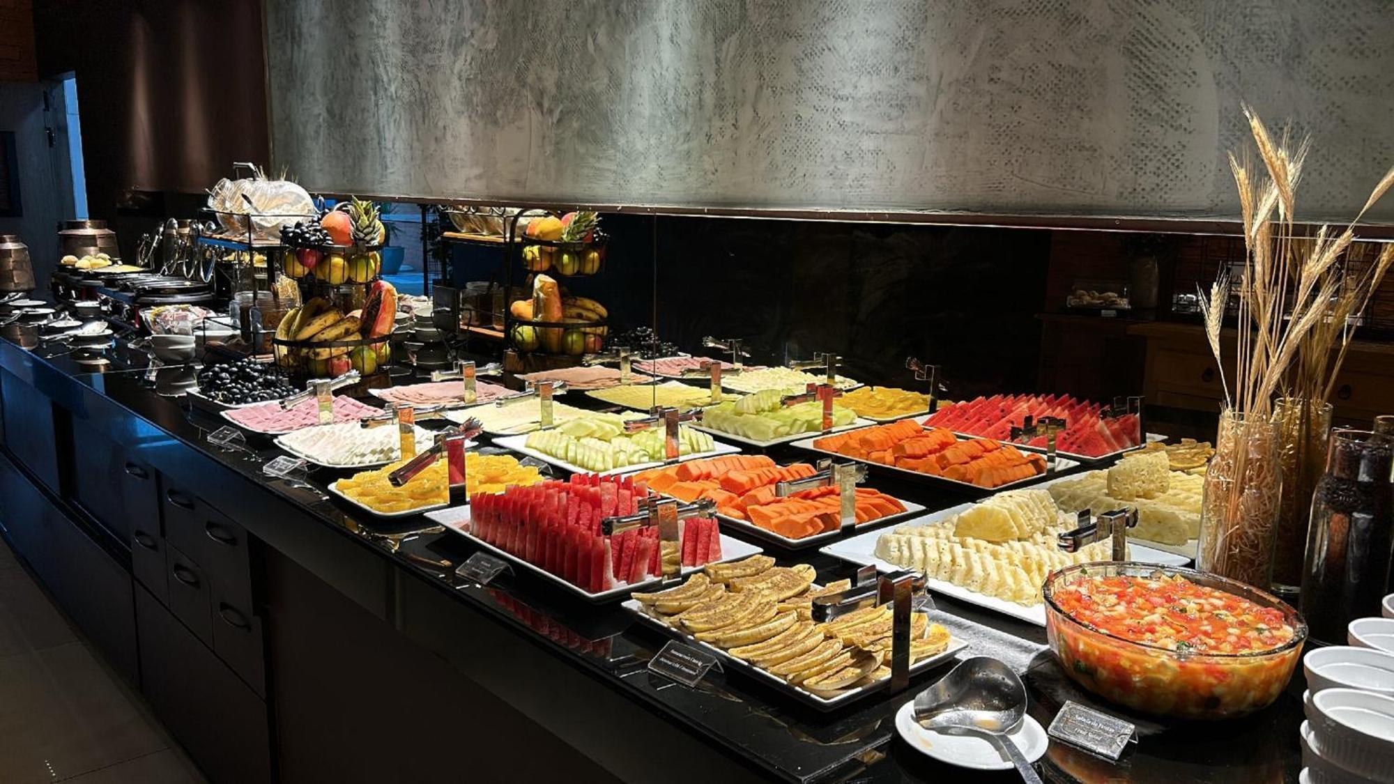 Jade Hotel Brasilia Candangolandia Exterior photo A fruit salad buffet