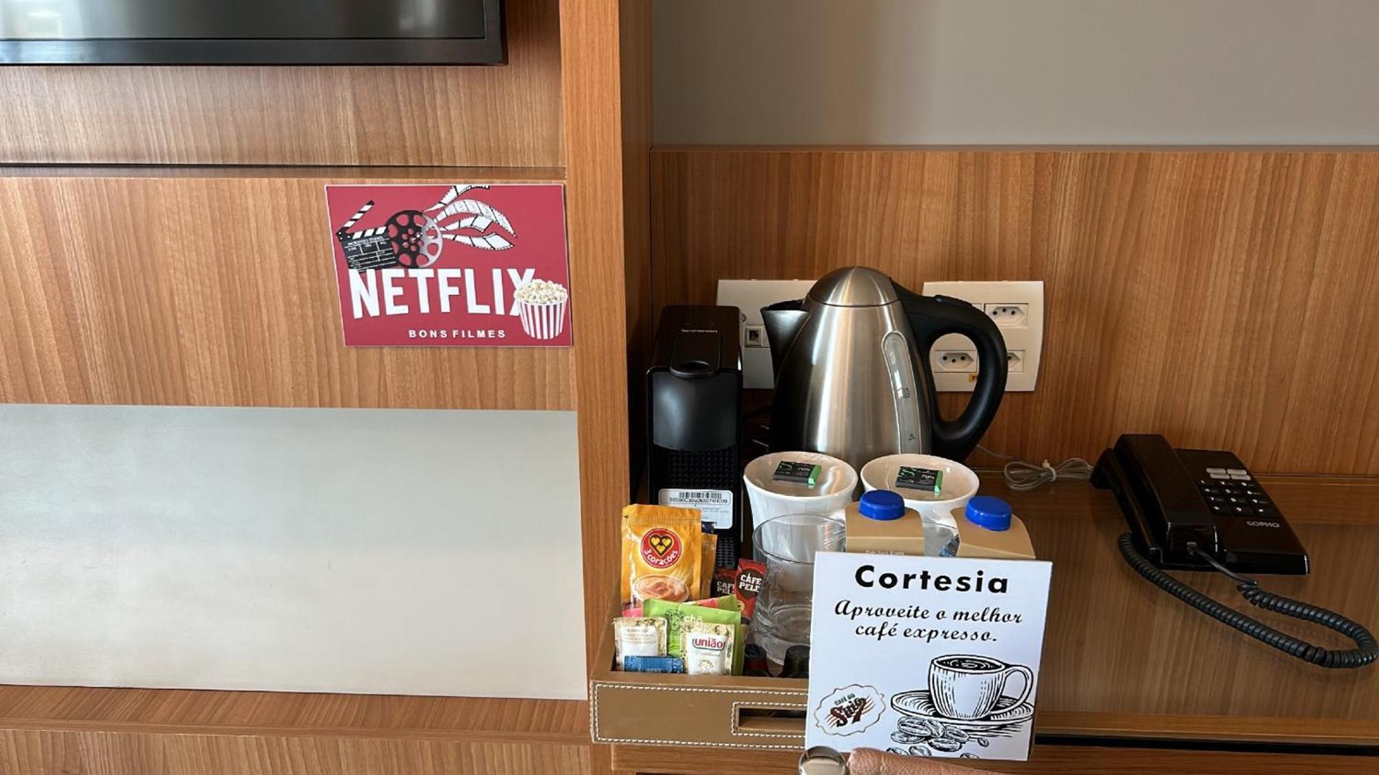 Jade Hotel Brasilia Candangolandia Exterior photo A Netflix sticker in a hotel room