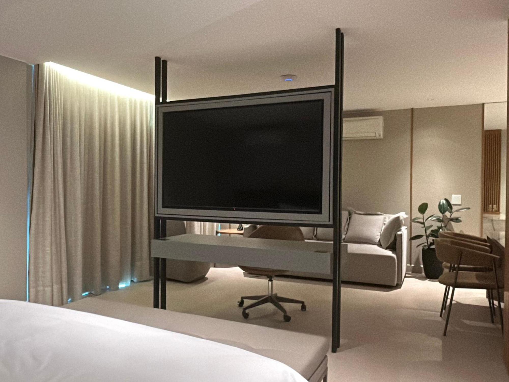Jade Hotel Brasilia Candangolandia Exterior photo A television in a hotel room